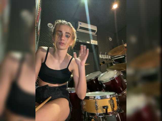 Zdjęcia EmmylieMorris I'm in music studio today*-* And I'm really sorry if its lagging a bit...Pleqase tip 5 tk^-^ Write in FREE CHAT^-^I really love 5 tk UH(Ultra High) vibration *_*