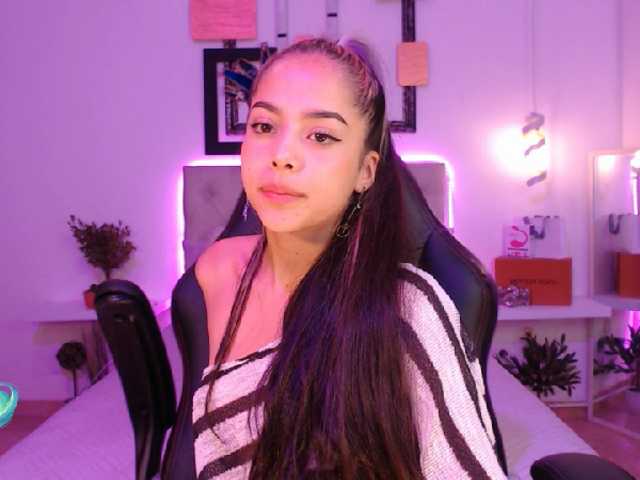 Zdjęcia saraahmilleer hello guys welcome to my room help me complette my first goal : naked go enjoy me #latina#brunette#curvy#hot#young#18#pvt